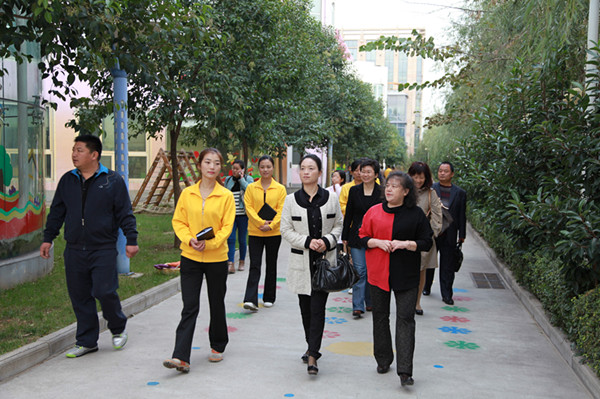 2012年郑州市省级示范幼儿园评估小组到郑东新区评估验收
