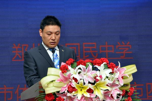 学区共同体副主任朱红庆宣读首批“创客空间”学校名单