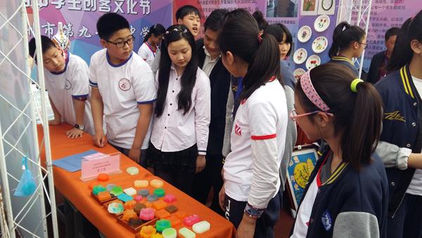 郑州九十六中的学生手工皂展台