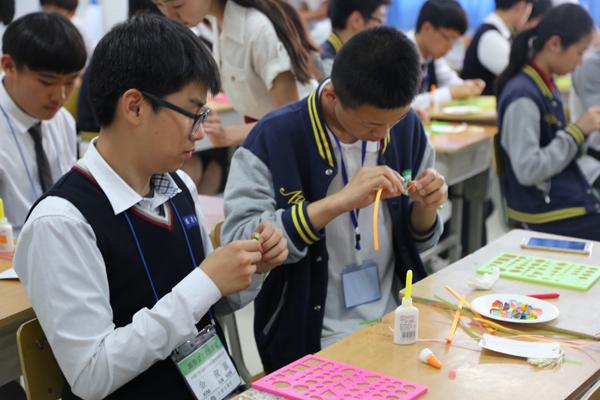 中韩学生在老师带领下学习中国特色课程——衍纸创作1