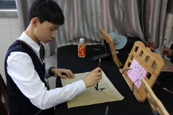韩国学生学习中国传统书法