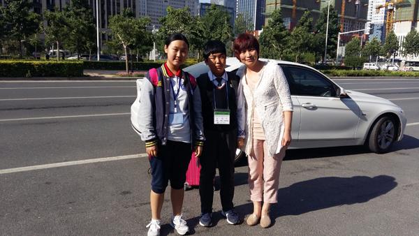 中国学生和家长带领韩国学生回家住宿,感受中韩文化异同