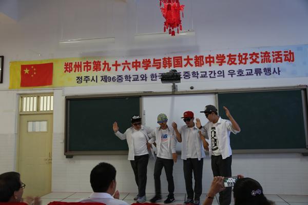 韩国学生展示街舞表演