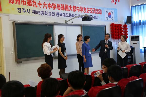 韩国大都中学校长孙允镐介绍本次访问中国的韩国带队老师们