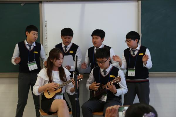 韩国带队老师和学生一起表演节目1