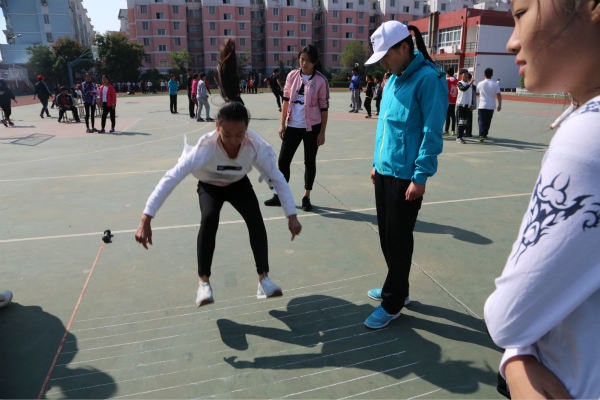 学生风采——立定跳远