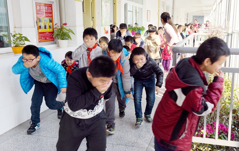 疏散演练助提高——郑州市郑东新区众意路小学开展消防安全疏散演练