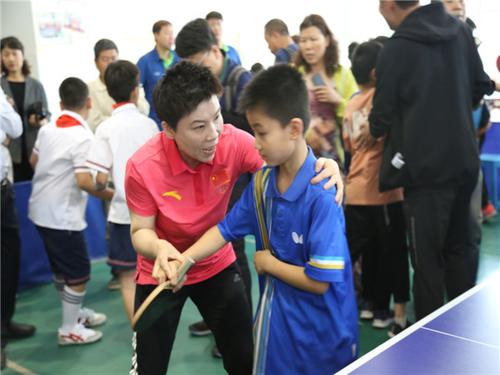 邓亚萍博士在九年制实验学校指导学生打乒乓球
