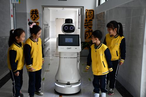 郑东新区永昌小学学生体验机器人导航