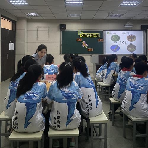 1郑东新区龙子湖小学李琪瑞老师展示《动植物与环境》复习课