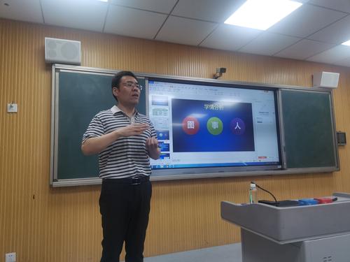 郑州市信息技术2.0提升工程项目办负责人赵靓老师根据老们现场提出的问题与困惑做了现场报告