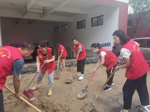 教师志愿者在清理淤泥