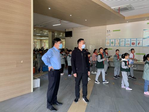 郑东新区教文体局局长张利刚张利刚局长调研学生就餐情况