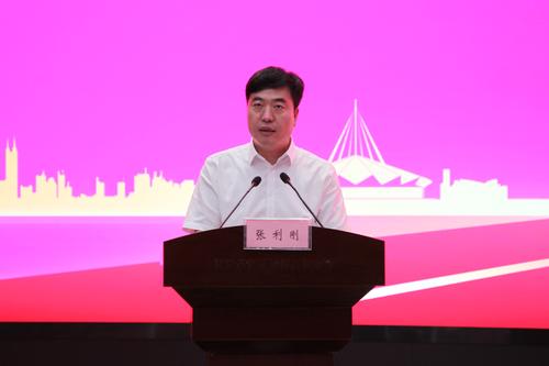 郑东新区教育文化体育局局长张利刚宣读有关决定