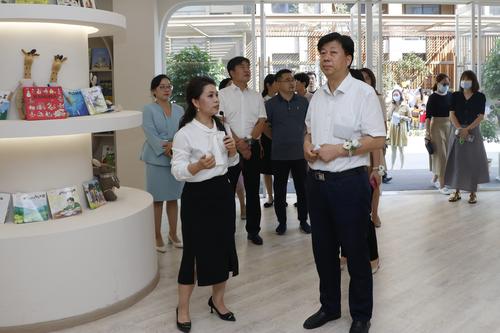 郑州市教育局党组书记、局长楚惠东指导幼儿园工作