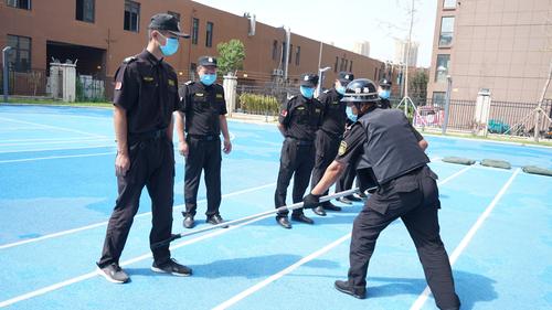 郑东新区凤阳幼儿园组织安保人员进行防暴器械实操考核