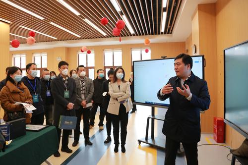 4。郑东新区教育文化体育局局长张利刚体验IB课程