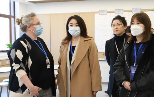 5.郑东新区教育文化体育局副局长白静听取外籍教师课程介绍