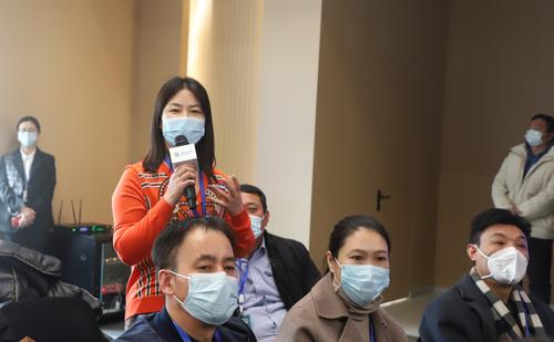 6.与会人员探讨交流