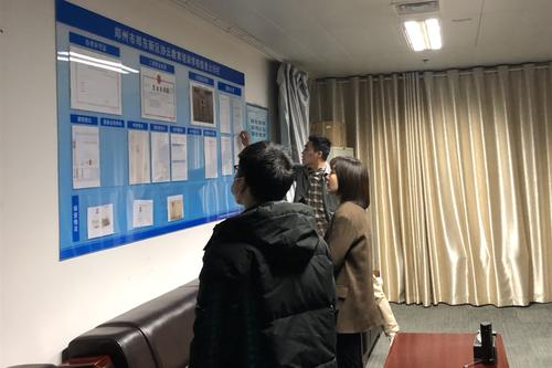 年检小组实地查看公示栏信息