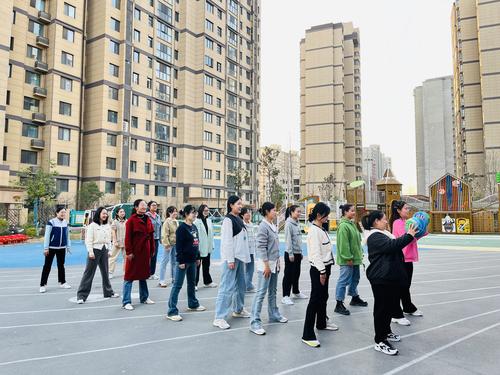 教师们积极参与团建游戏