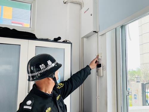 保安师傅第一时间按下一键报警按钮