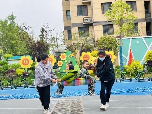 家长和幼儿争分夺秒进行“紧急救援”游戏