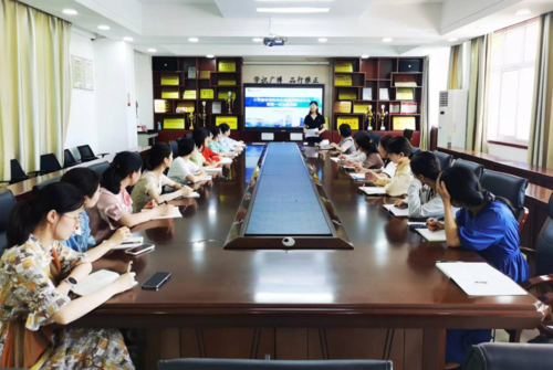 1郑东新区小学数学中心组第一次会议现场