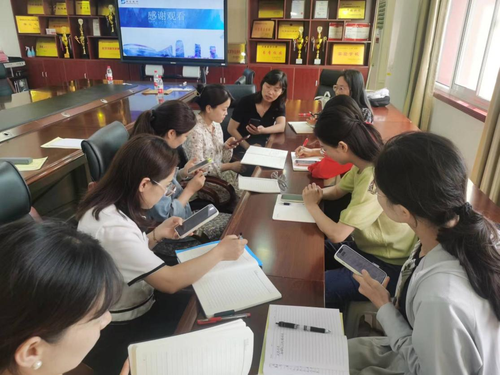 5中心组成员在陈老师和谢老师的指导下分组讨论命题工作