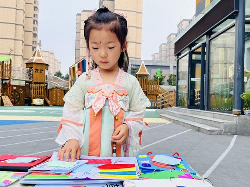 幼儿给喜欢的小书投票