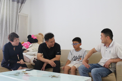郑东新区教育文化体育局副局长宋妥等领导和学生及家长交谈