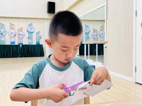 幼儿在剪纸