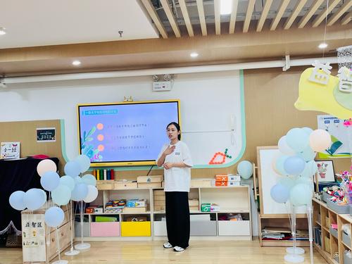 教师给家长们开家长会