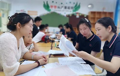 郑东新区实验学校教师在审核一年级新生报名资料
