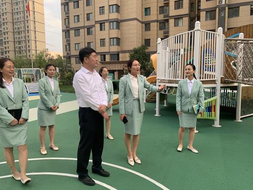 郑东新区教育文化体育局党委书记、局长张利刚正在调研