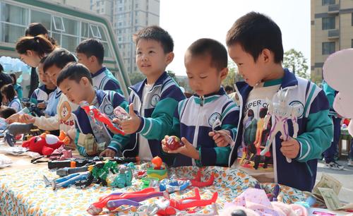 孩子们在挑选心仪的商品