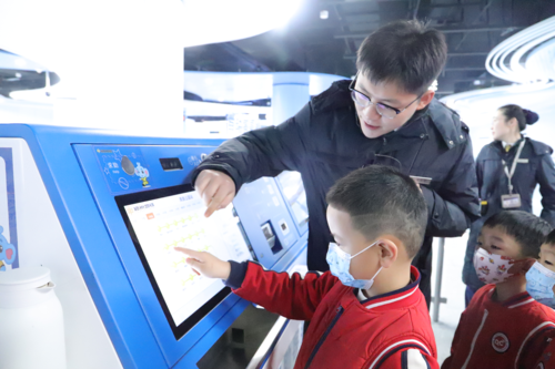 孩子们了解购买地铁车票流程_副本