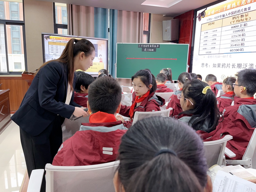 3郑东新区新城小学白丽莎老师执教《不甘屈辱 奋勇抗争》
