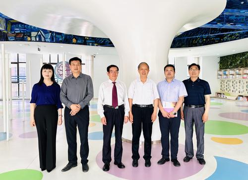 与会领导在龙翼小学合影留念