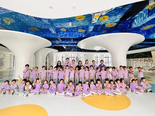 幼儿们在龙翼小学合影留念