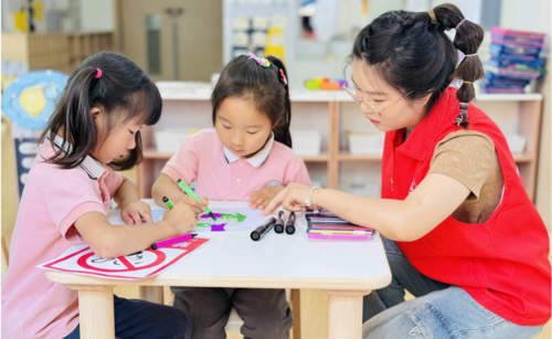家长与幼儿共同制作禁烟海报