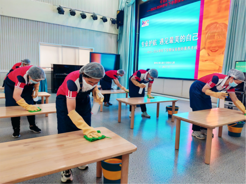 保育教师现场进行“清—消—清”桌面消毒