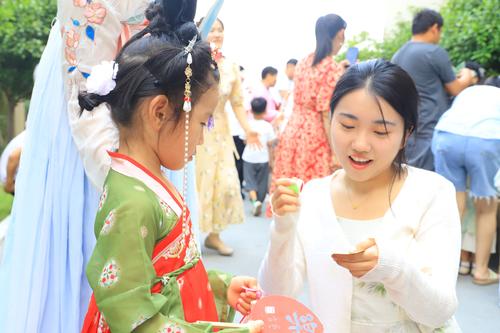 教师为幼儿的“游园卡”盖章