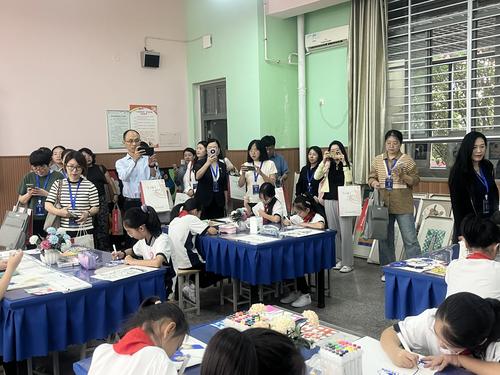 6与会代表走进郑州市郑东新区外国语学校观摩学习