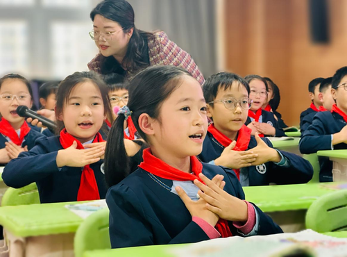 4郑东新区康平小学王笑笑老师执教《父母多爱我》