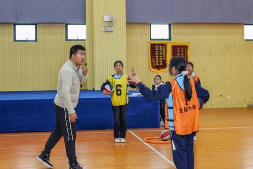 2.郑东新区外国语学校教育集团龙翔校区小学部吕宗舫执教《侧掩护与情景运用》