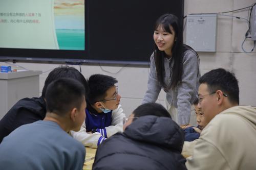 2.郑州市第五十四中学刘静怡老师主讲《人际交往的艺术》