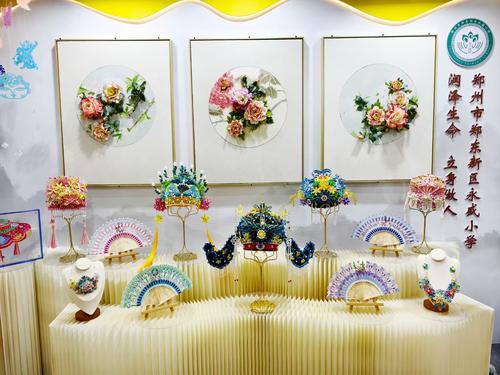 2.郑东新区永盛小学《“豫”见纸物》美术校本课程展位