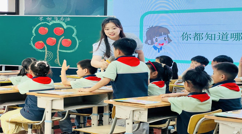 1郑东新区白沙小学史娜老师进行课例展示
