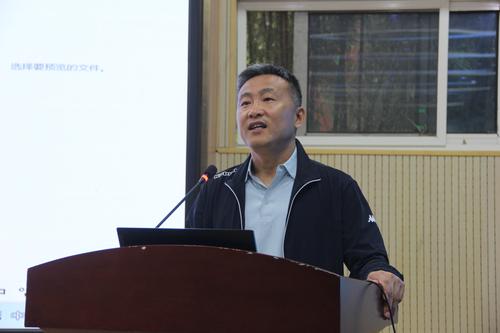郑东新区基础教育教学研究室副主任、体育教研员张金龙进行体育学科学业质量监测质量分析